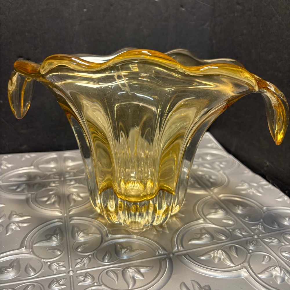 Vintage  Yellow fan tulip style Vase 8.5 x 5.5